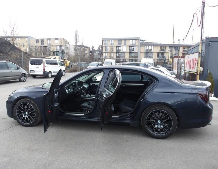 BMW Řada 7 Sedan / Limuzína 3,0 l 180 kw