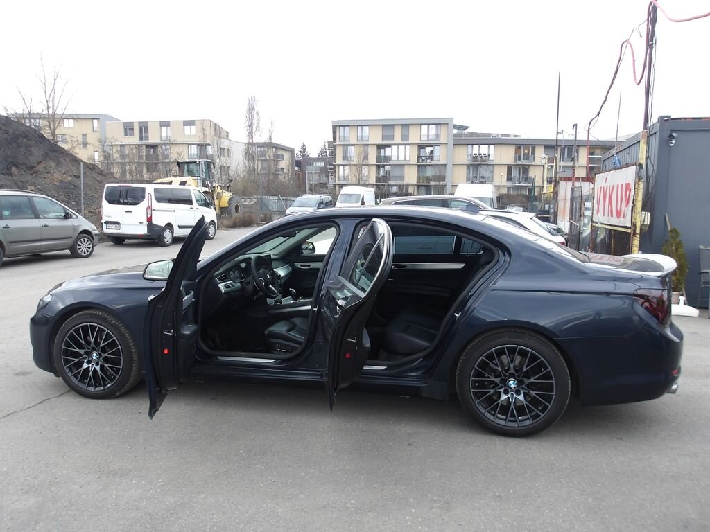 BMW Řada 7 Sedan / Limuzína 3,0 l 180 kw