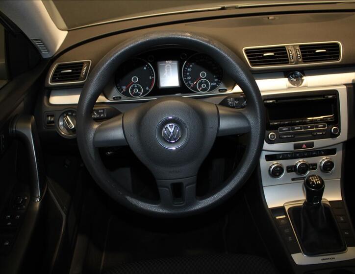 Volkswagen Passat 25