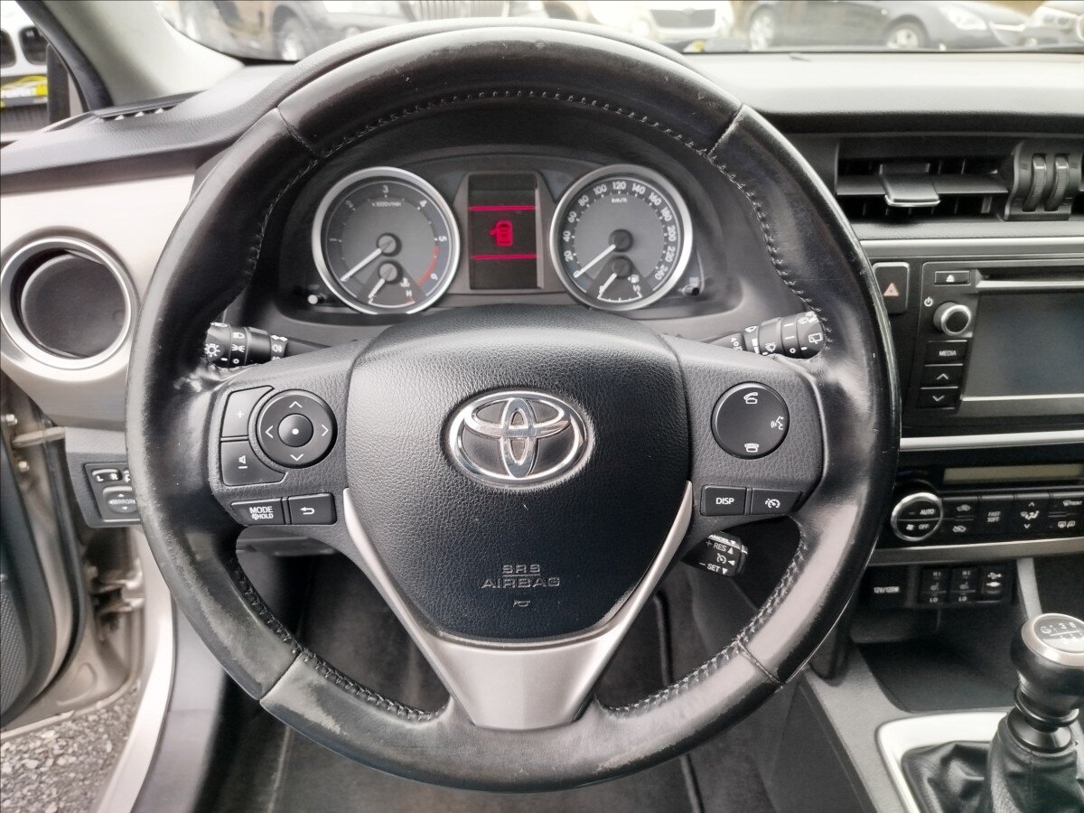 Toyota Auris Kombi 2,0 l 91 kw