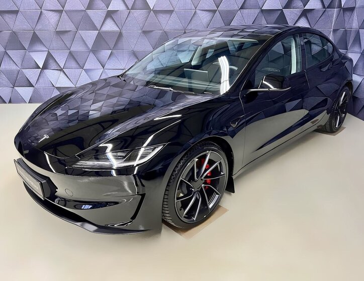 Tesla Model 3 Sedan 0,0 341 kw