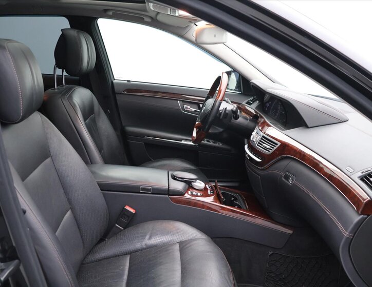Mercedes-Benz Třídy S Sedan / Limuzína 4,7 l 320 kw