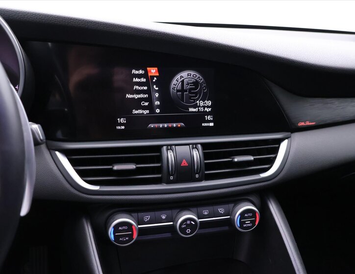 Alfa Romeo Giulia Sedan / Limuzína 2,1 l 110 kw