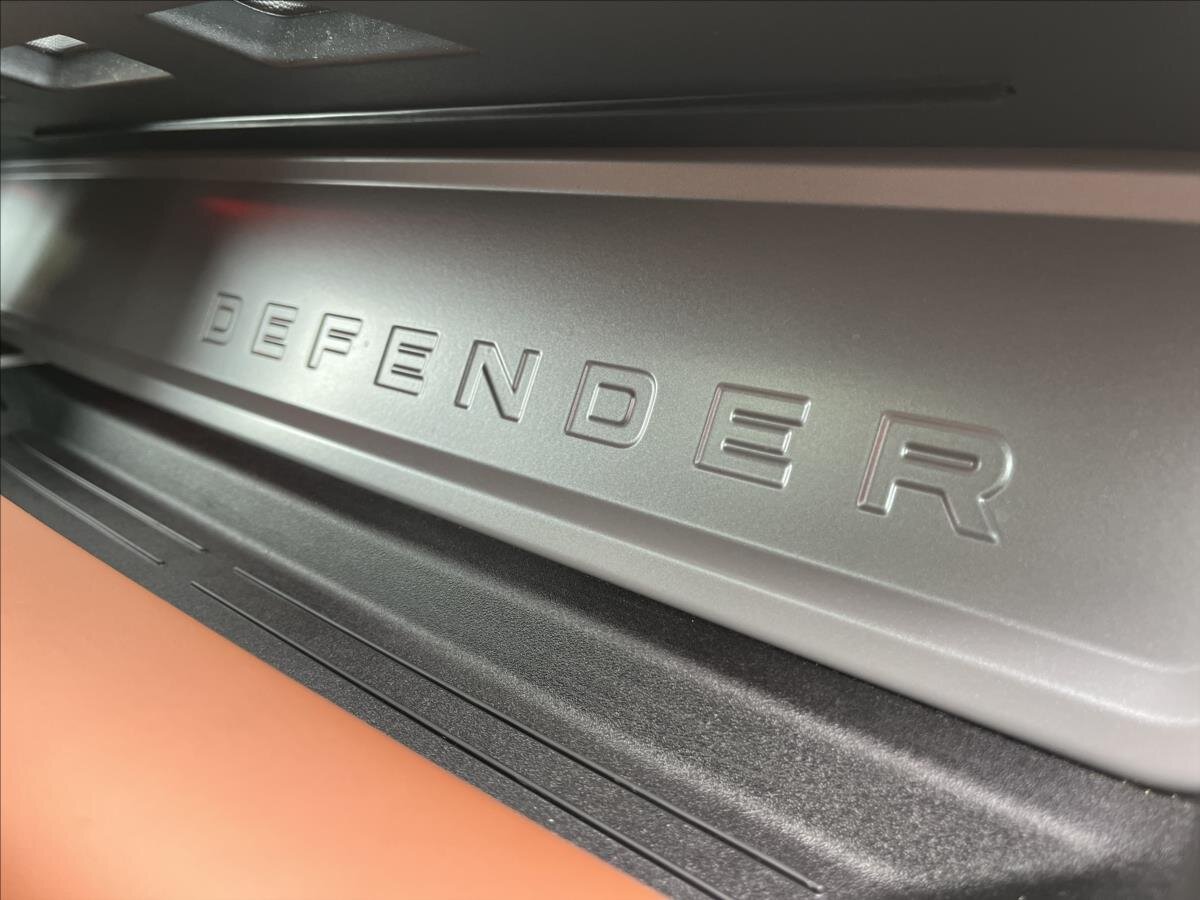 Land Rover Defender SUV 4,4 l 467 kw