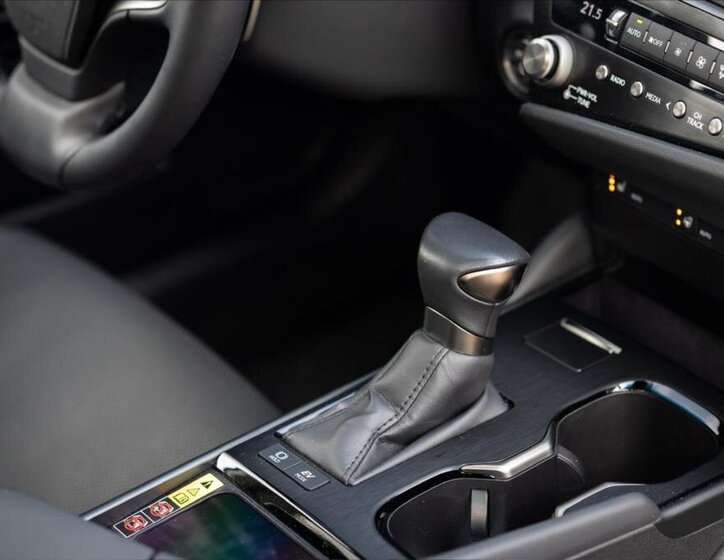 Lexus ES 300h Sedan / Limuzína 2,5 l 160 kw