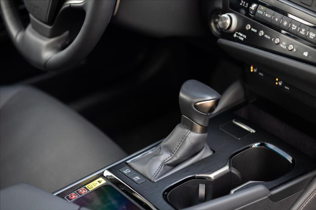 Lexus ES 300h Sedan / Limuzína 2,5 l 160 kw