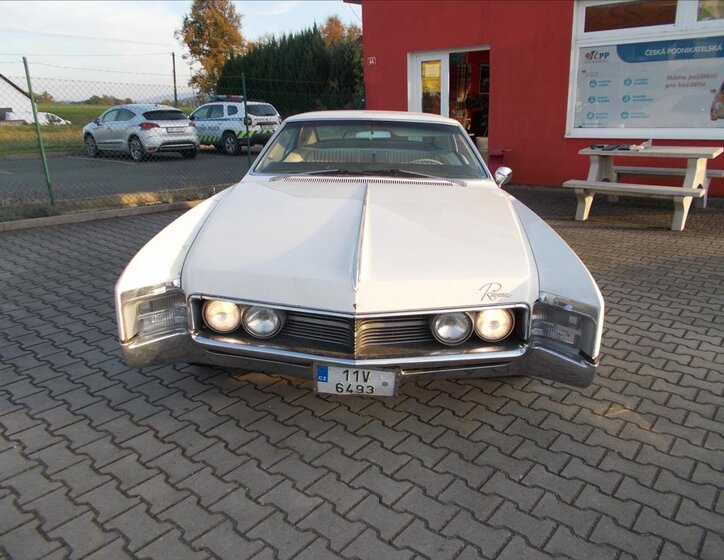 Buick Riviera 4