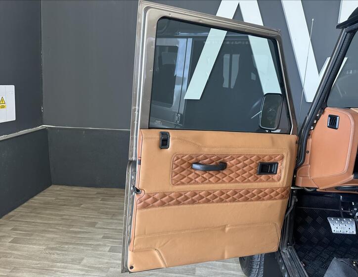 Land Rover Defender 11