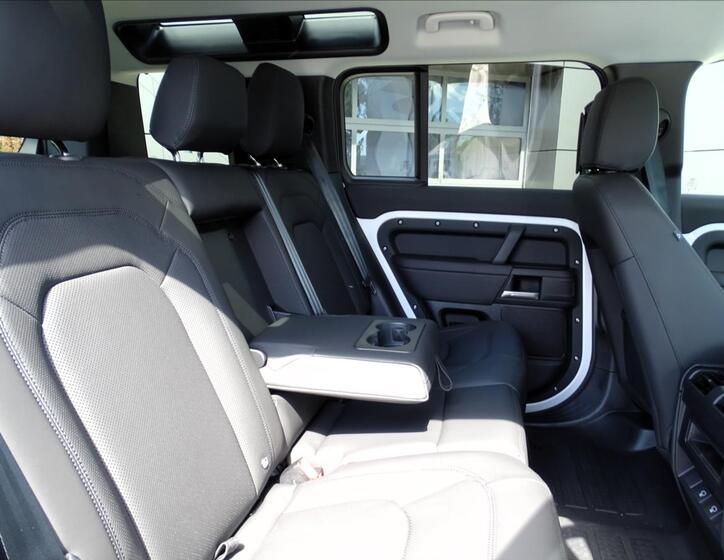 Land Rover Defender 26