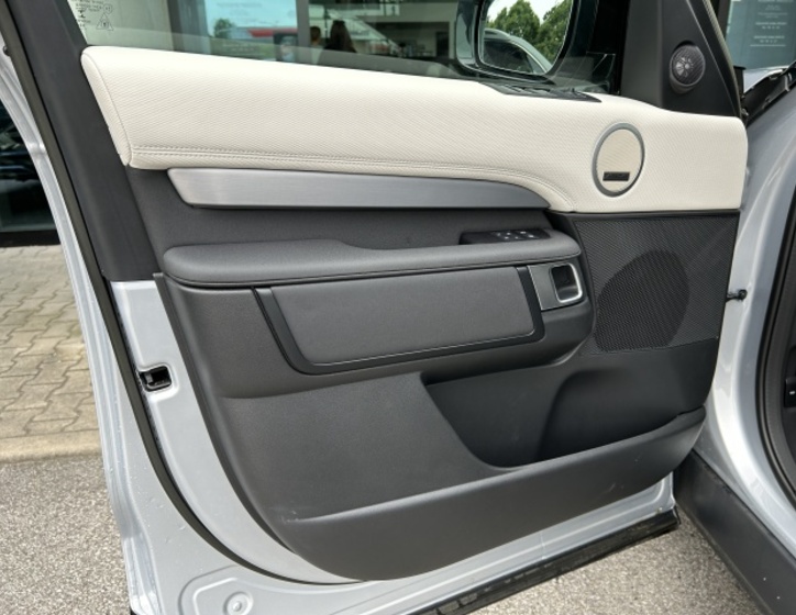 Land Rover Discovery 9