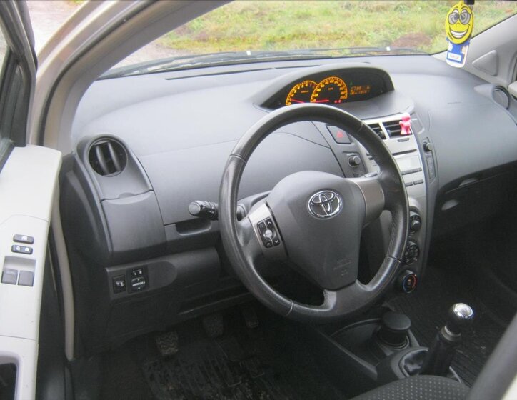 Toyota Yaris 9