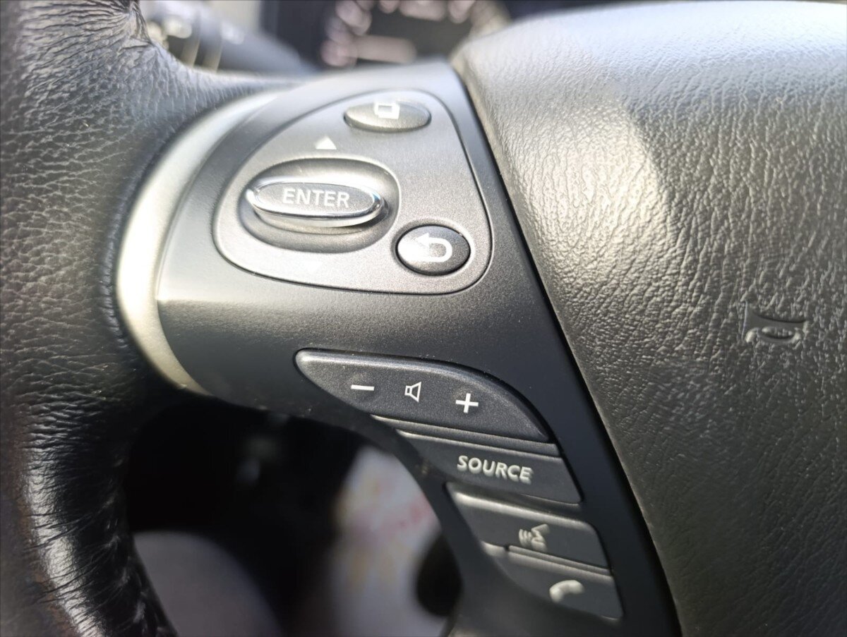 Nissan Pathfinder SUV 3,5 l 212 kw