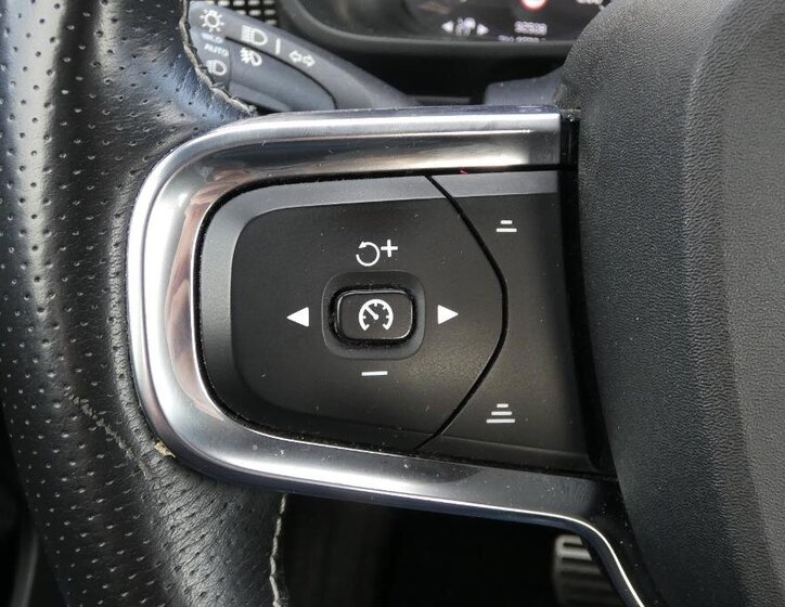 Volvo XC40 SUV / Terénní 2,0 l 145 kw