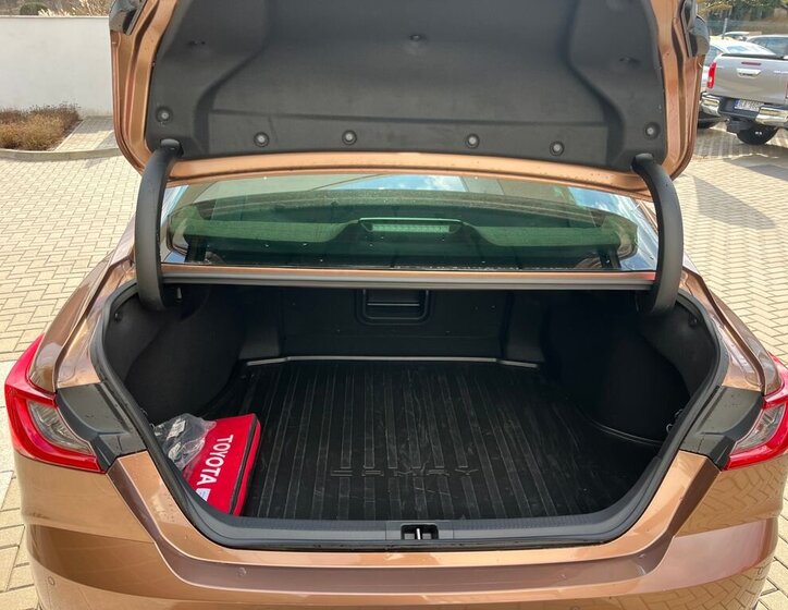 Toyota Camry Sedan / Limuzína 2,5 l 137 kw