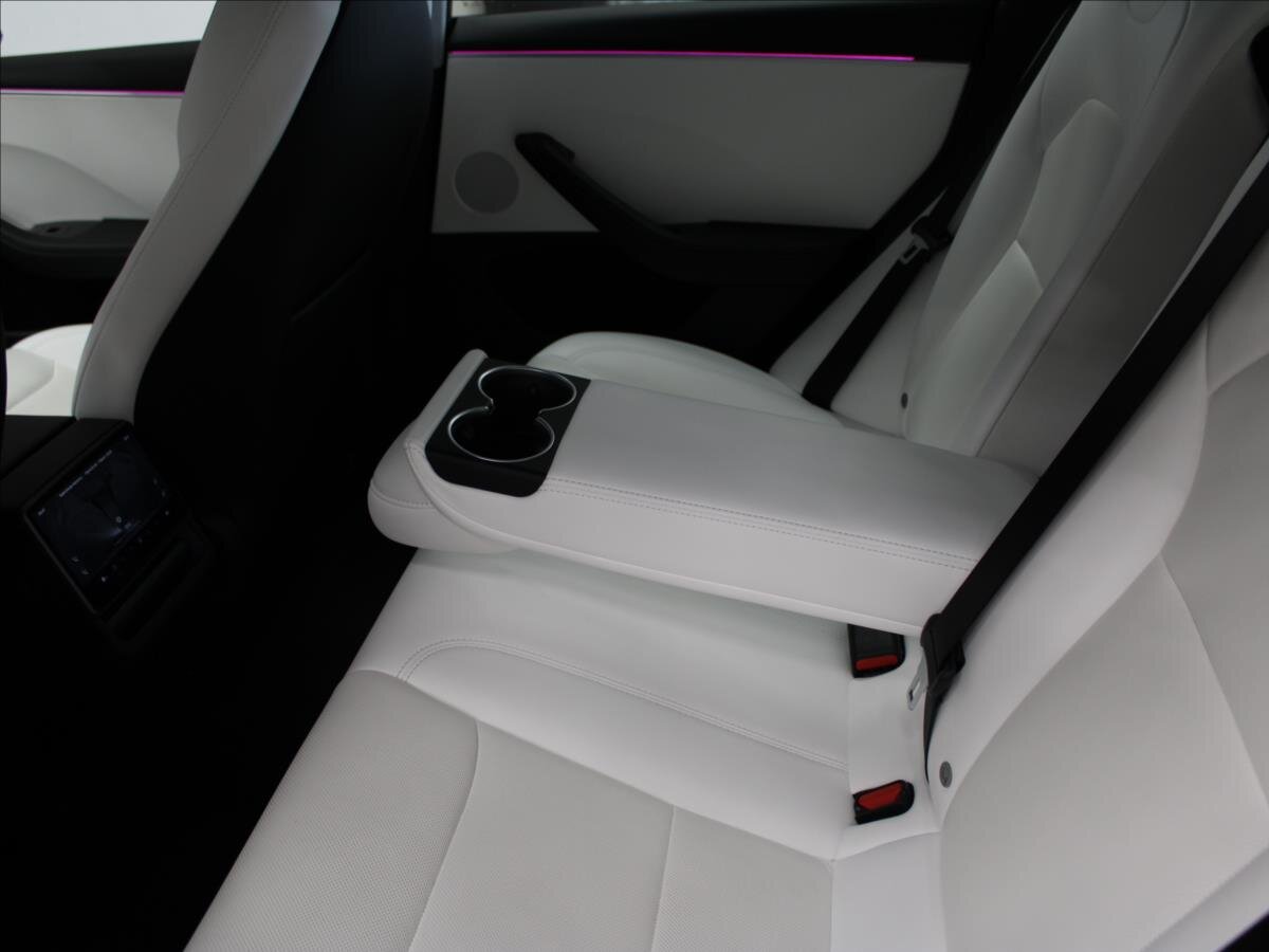 Tesla Model 3 Sedan / Limuzína 0,0 366 kw