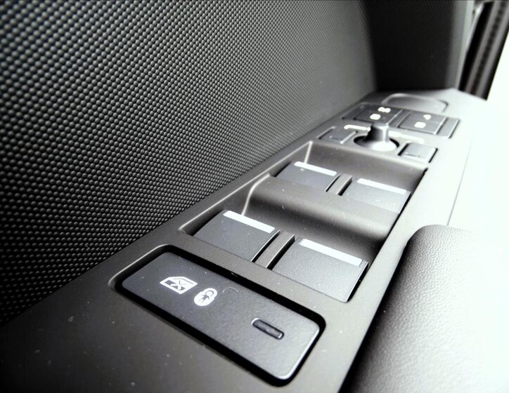 Land Rover Defender 9