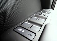 Land Rover Defender 9