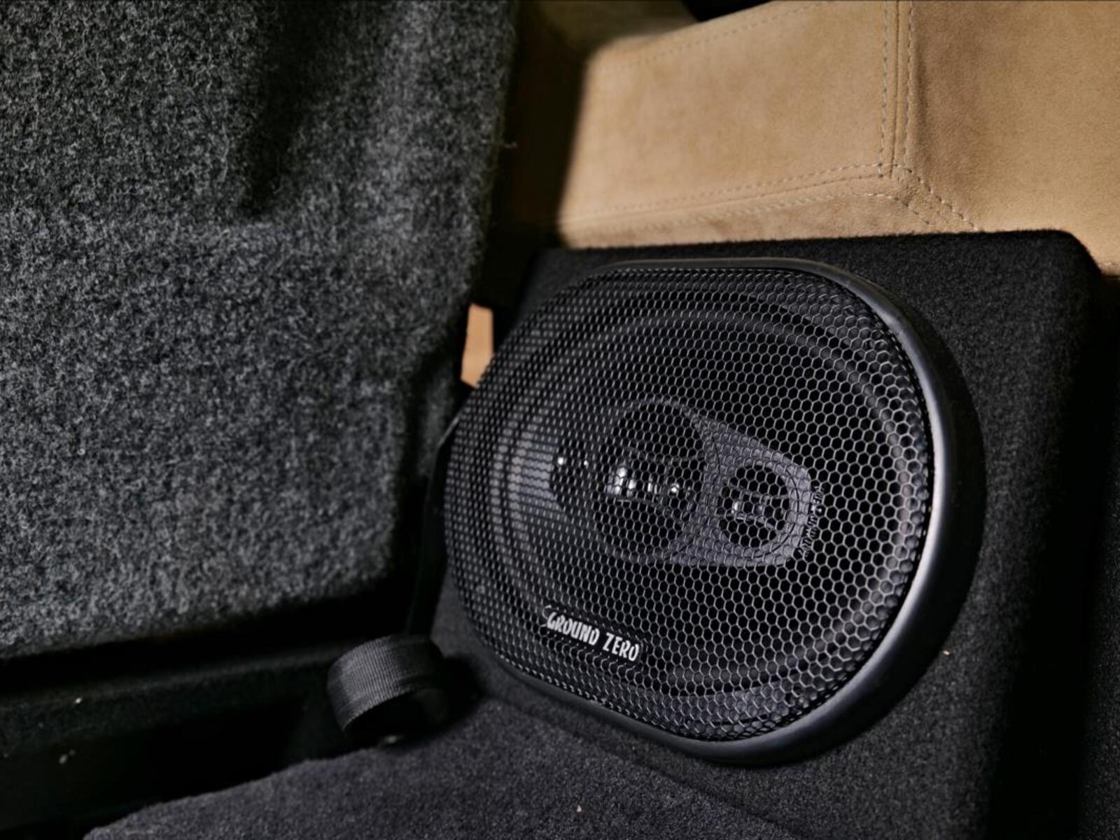 Land Rover Defender 33