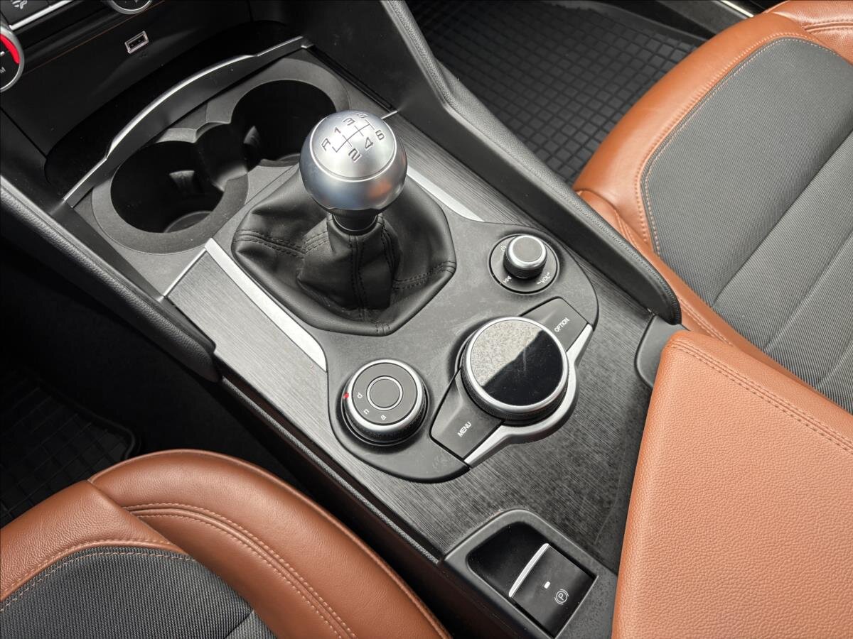 Alfa Romeo Giulia Sedan / Limuzína 2,1 l 132 kw