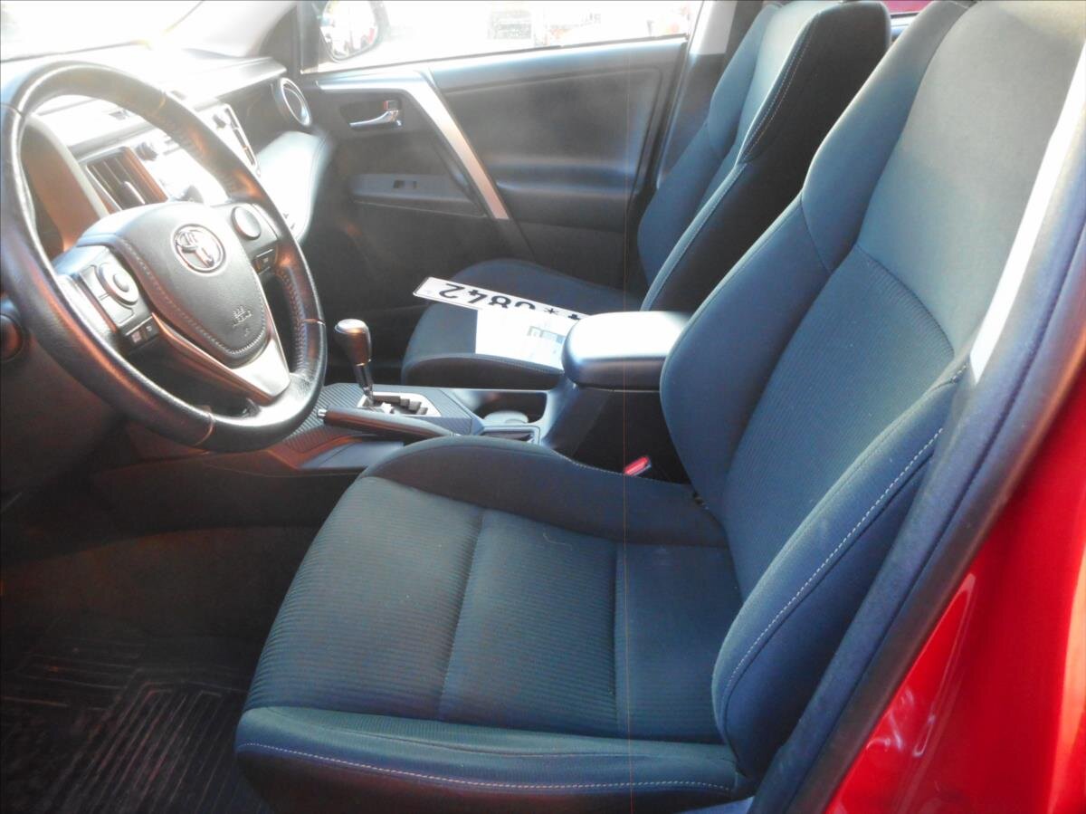 Toyota RAV4 SUV 2,0 l 111 kw