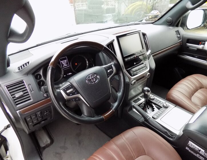 Toyota Land Cruiser 13