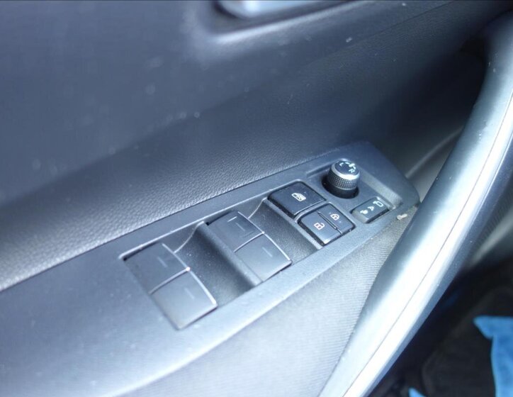 Toyota Corolla Sedan / Limuzína 1,6 l 97 kw