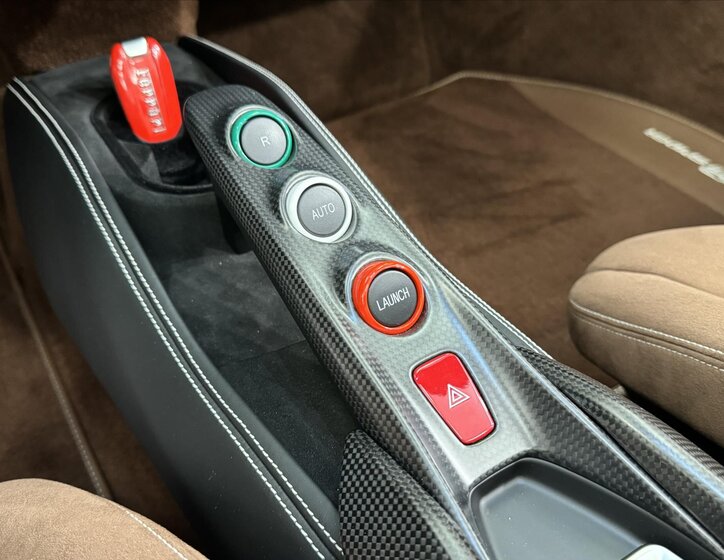 Ferrari F8 Kabriolet 3,9 l 530 kw