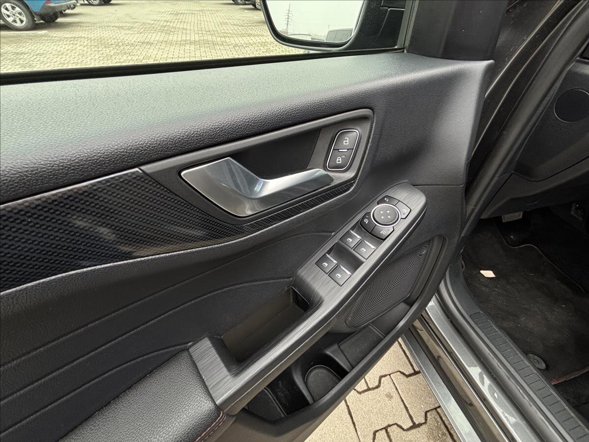 Ford Kuga SUV / Terénní 2,5 l 140 kw