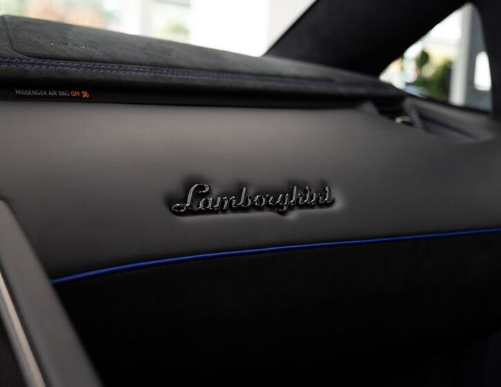 Lamborghini Aventador 16