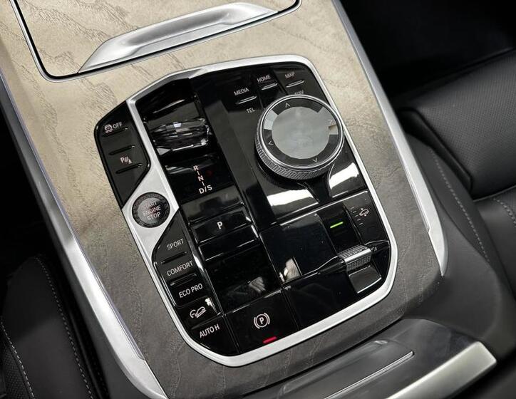 BMW X7 SUV 4,4 l 390 kw