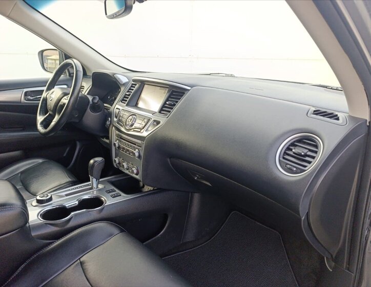 Nissan Pathfinder SUV 3,5 l 212 kw