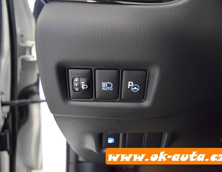 Toyota C-HR Hatchback 1,8 l 0