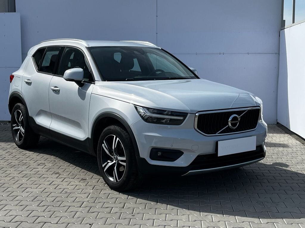 Volvo XC40 SUV / Terénní 1,5 l 120 kw