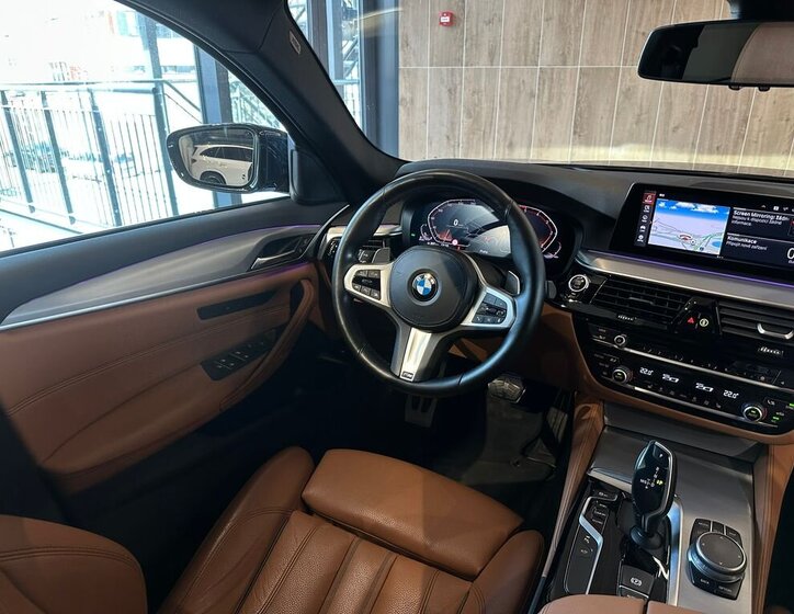 BMW Řada 5 Kombi 3,0 l 195 kw