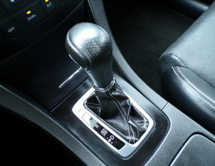 Suzuki Kizashi Sedan / Limuzína 2,4 l 131 kw