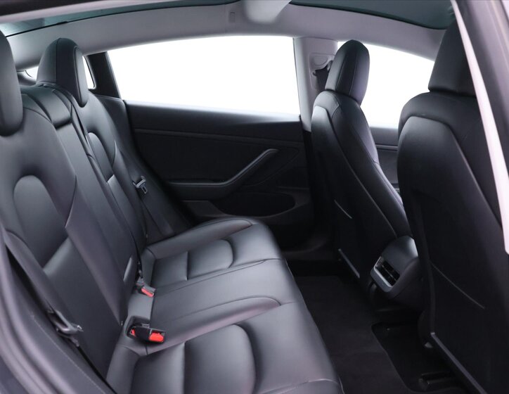 Tesla Model 3 Sedan / Limuzína 0,0 239 kw