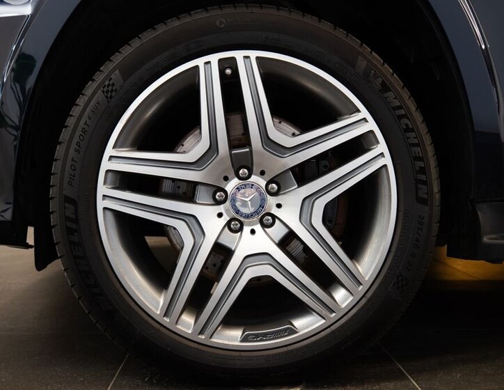 Mercedes-Benz GL SUV 4,7 l 320 kw