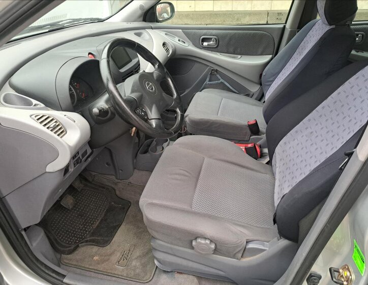 Nissan Almera Tino 23