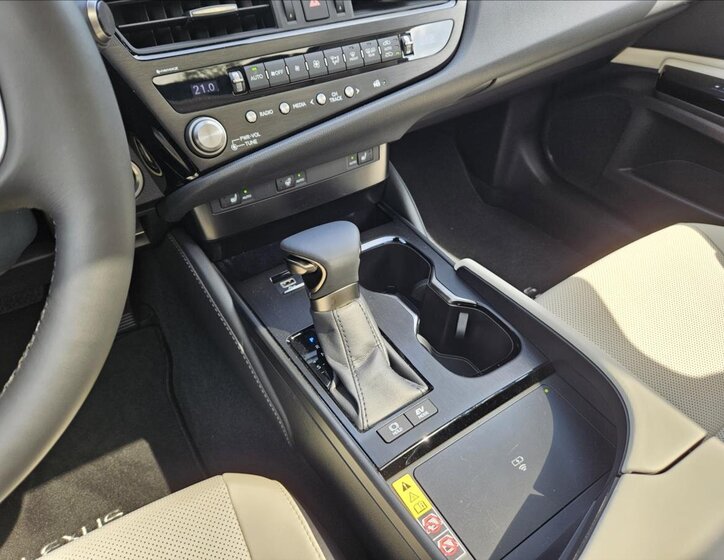 Lexus ES 300h Sedan / Limuzína 2,5 l 160 kw