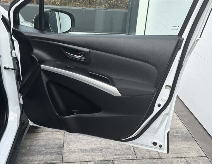 Suzuki S-Cross Hatchback 998,0 82 kw