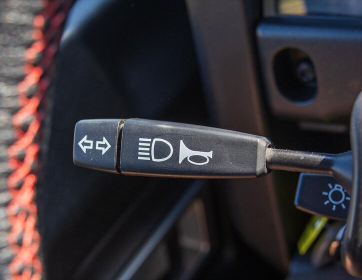 Land Rover Defender 16