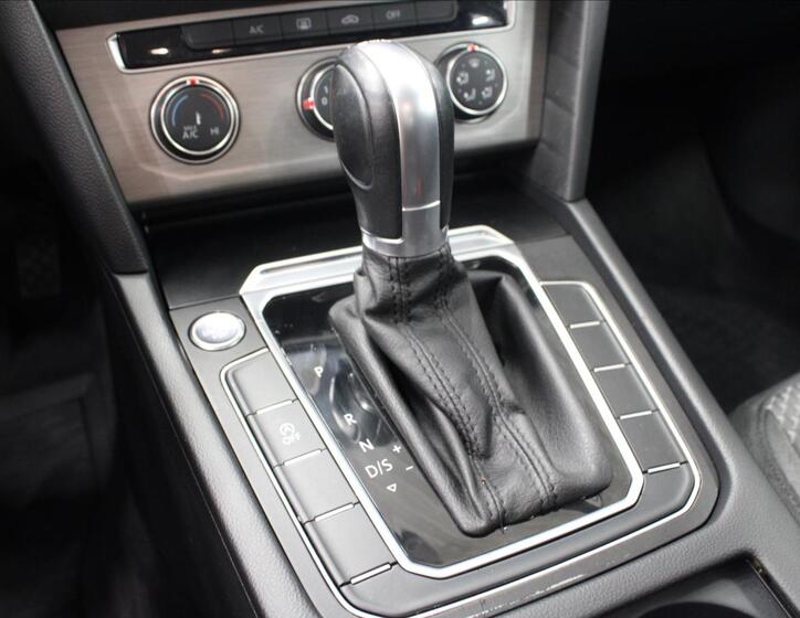 Volkswagen Passat 25