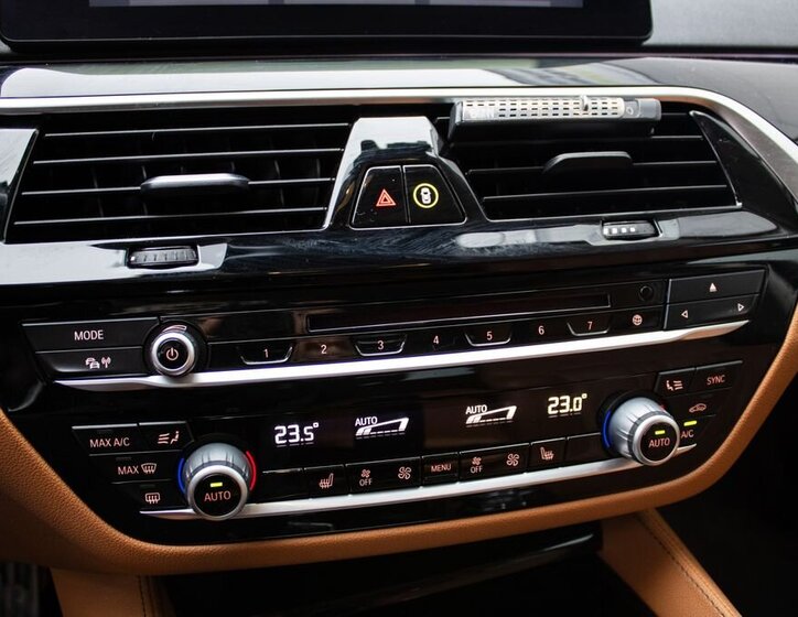 BMW Řada 5 Kombi 3,0 l 195 kw