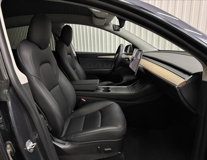 Tesla Model Y 32