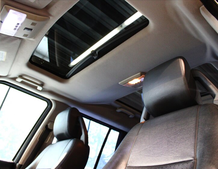 Land Rover Discovery 9