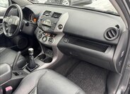 Toyota RAV4 SUV 2,2 l 100 kw