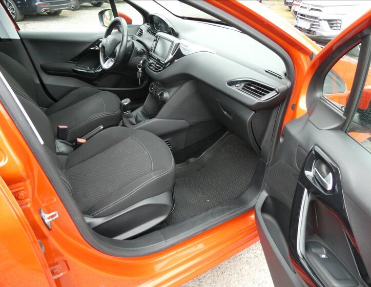 Peugeot 208 Hatchback 1,2 l 61 kw