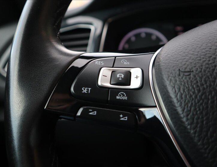 Volkswagen T-Roc CUV / Crossover 1,5 l 110 kw