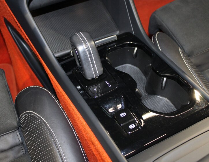 Volvo XC40 SUV / Terénní 2,0 l 140 kw