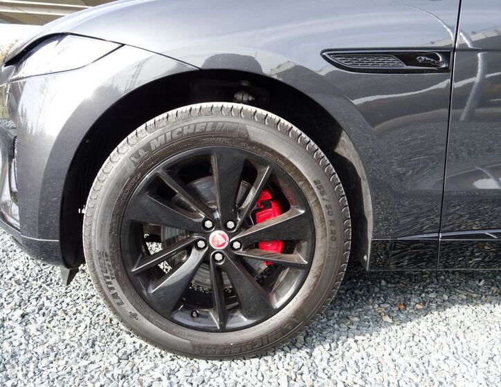 Jaguar F-Pace 29